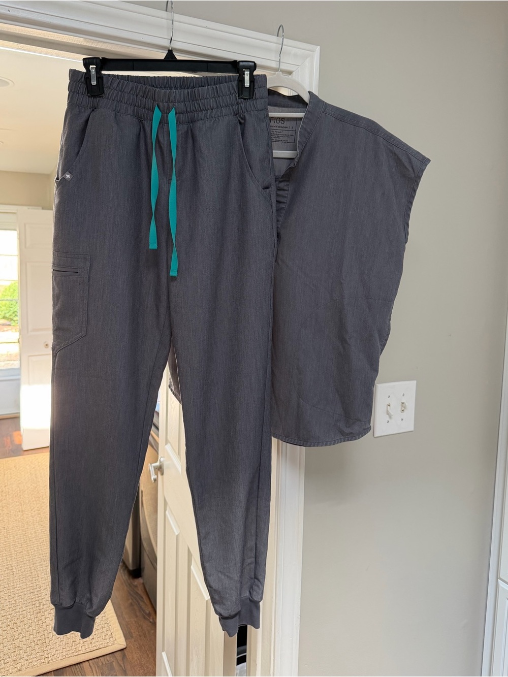 Figs Women’s Scrub Set — Graphite
